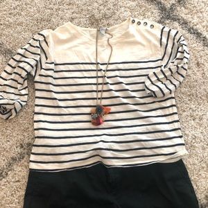Medium sleeve shirt.